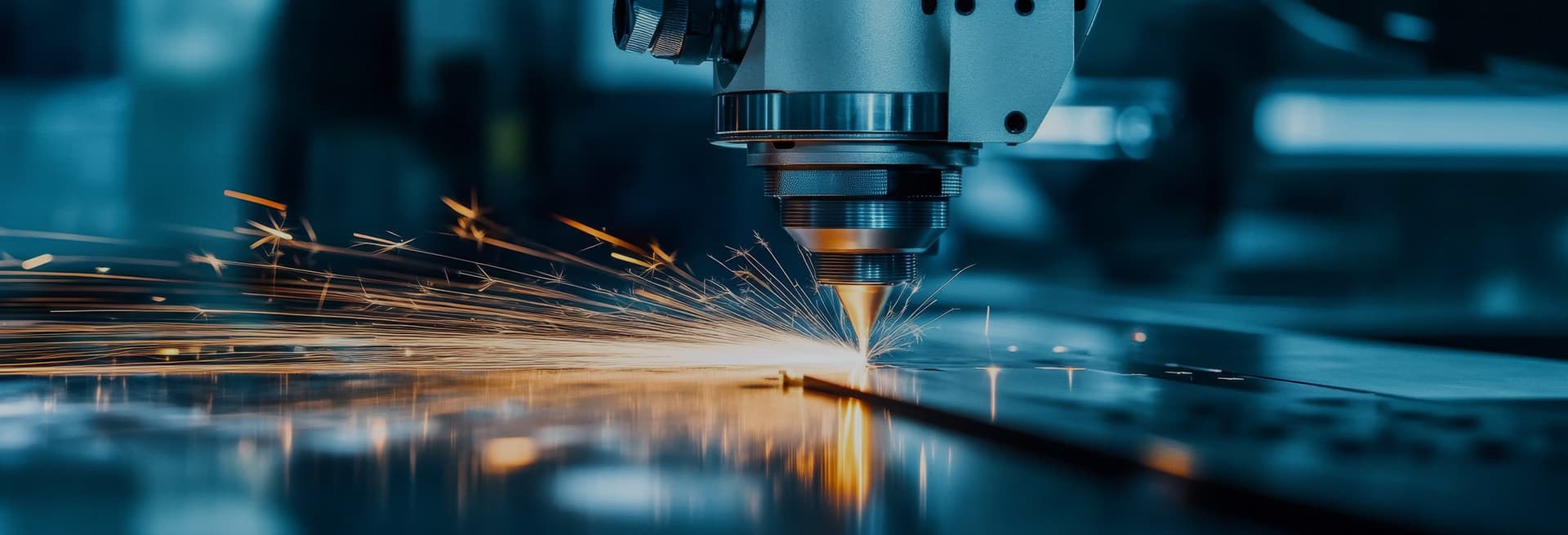 Un primo piano di una macchina per il taglio laser mentre emette scintille su un pezzo di metallo. La precisione della tecnologia è evidente.